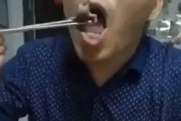 Saat Virus Corona Wuhan Mengganas, Beredar Video Pria China Makan Bayi Tikus