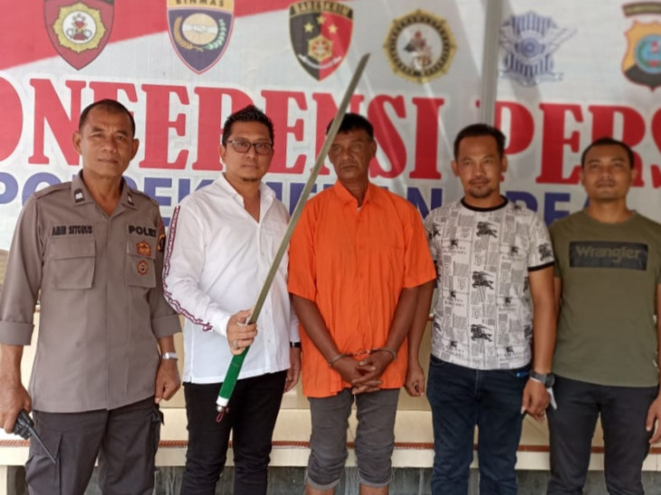 Ancam Pengunjung Kafe dengan Kelewang, Preman Kampung Tak Berdaya Diciduk Polisi