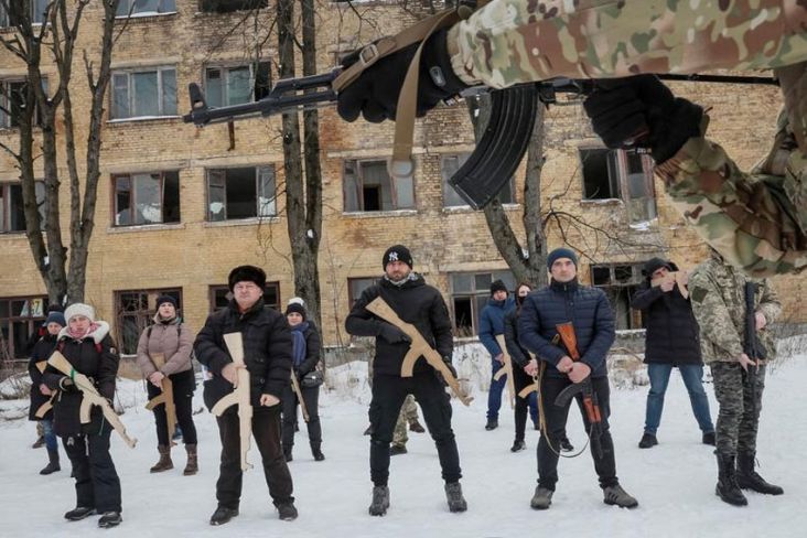 ingin-ikut-bertempur-warga-sipil-ukraina-di-bucha-jalani-latihan-militer