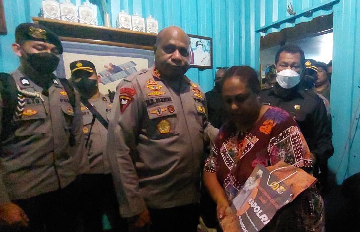 Pegang Tangan Ibunda Bripda Diego, Kapolda Papua Copot Danki Wamena AKP Rustam