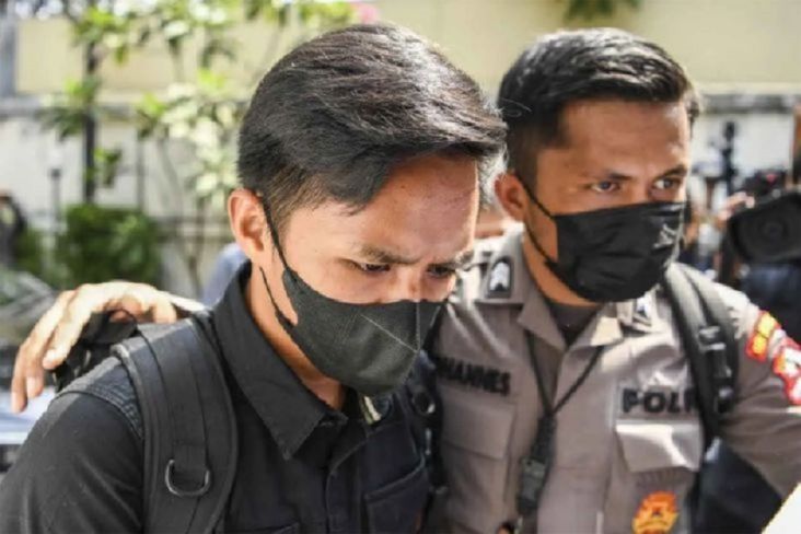 Fakta Tentang Sosok Bharada E versi Polisi dan LPSK, Mana yang Benar?