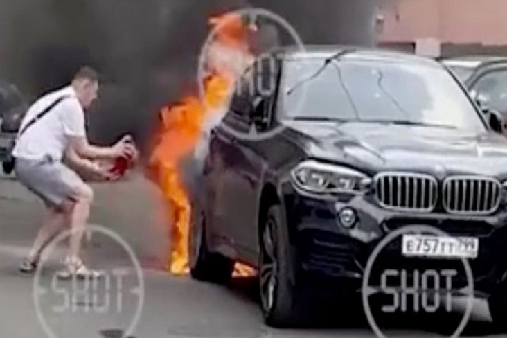 protes-perang-putin-wanita-tua-ini-berani-bakar-mobil-mewah-jenderal-rusia