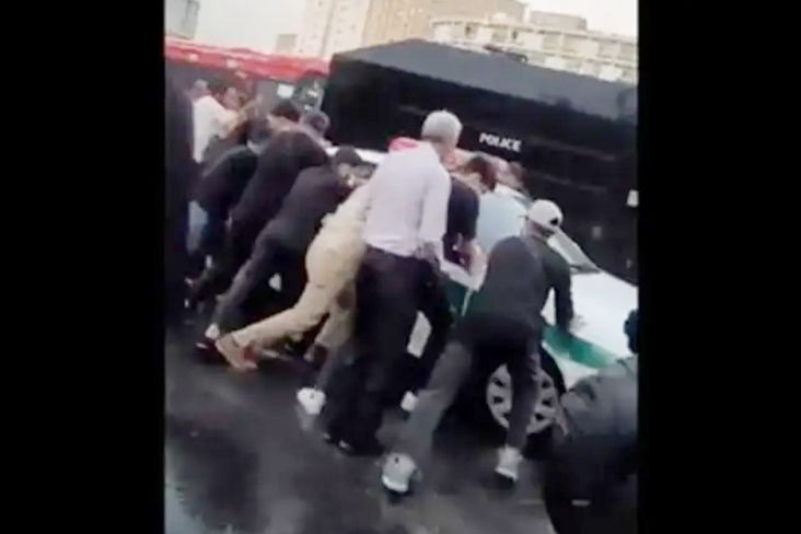 unjuk-rasa-di-iran-memanas-demonstran-membalikkan-mobil-polisi