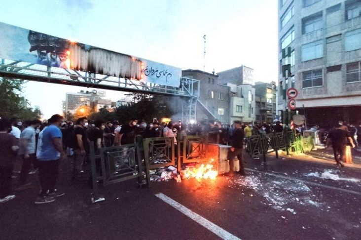 Demo soal Kematian Mahsa Amini Menyebar di 50 Kota Iran, Kantor Polisi Dibakar