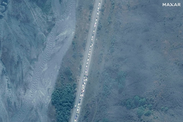 kabur-dari-mobilisasi-militer-antrean-eksodus-warga-rusia-capai-16-km