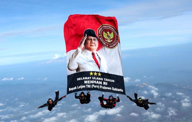 Kado Istimewa Penerjun Kopassus Free Fall di Hari Ultah Prabowo