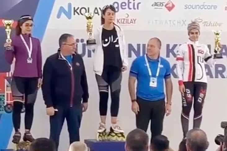 naik-podium-tanpa-jilbab-skater-wanita-ini-bikin-rezim-iran-murka