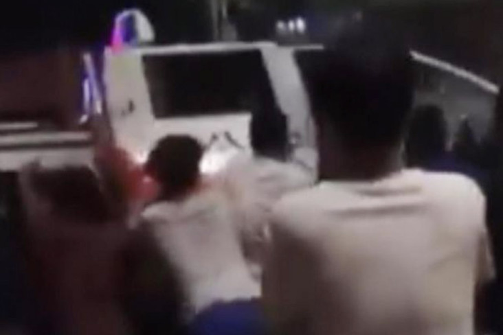 pembatasan-covid-19-picu-kemarahan-mobil-polisi-china-diterbalikkan
