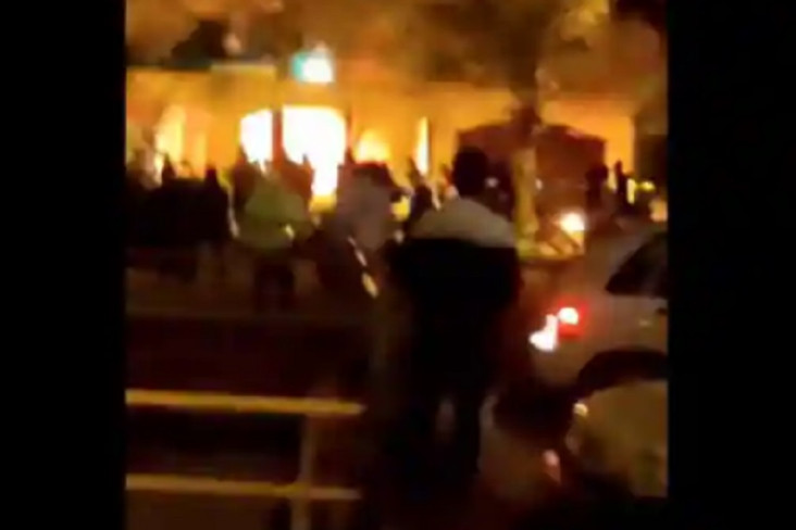 beredar-video-dengan-klaim-demonstran-iran-bakar-rumah-ayatollah-khomeini
