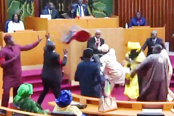 legislator-perempuan-ditampar-parlemen-senegal-jadi-arena-tawuran