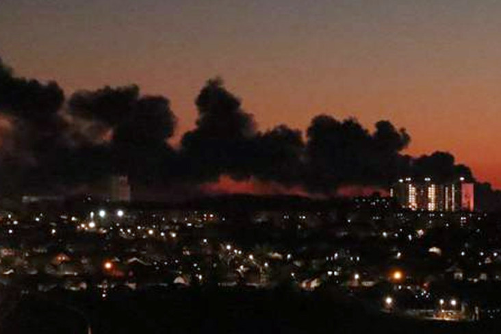 lapangan-udara-rusia-kembali-jadi-sasaran-serangan-drone-tangki-minyak-terbakar