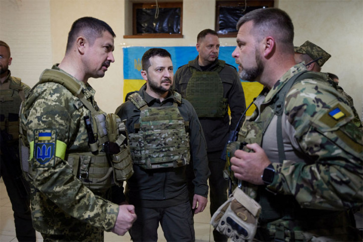 beri-suntikan-moral-zelensky-kunjungi-garis-depan-pertahanan-di-donetsk