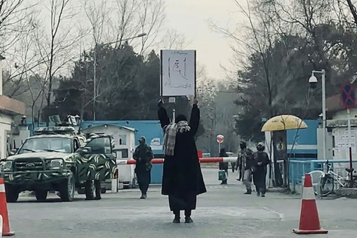bermental-baja-mahasiswi-afghanistan-demo-seorang-diri-di-depan-taliban