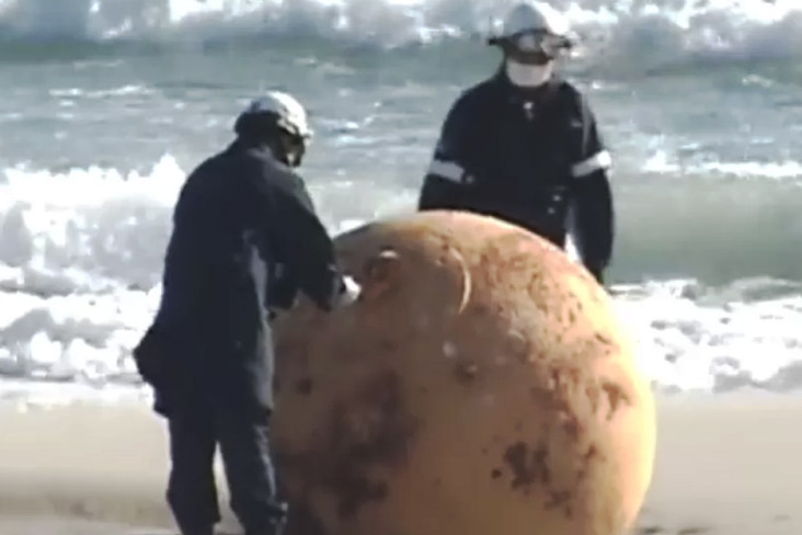 penemuan-bola-logam-misterius-di-pantai-gegerkan-jepang