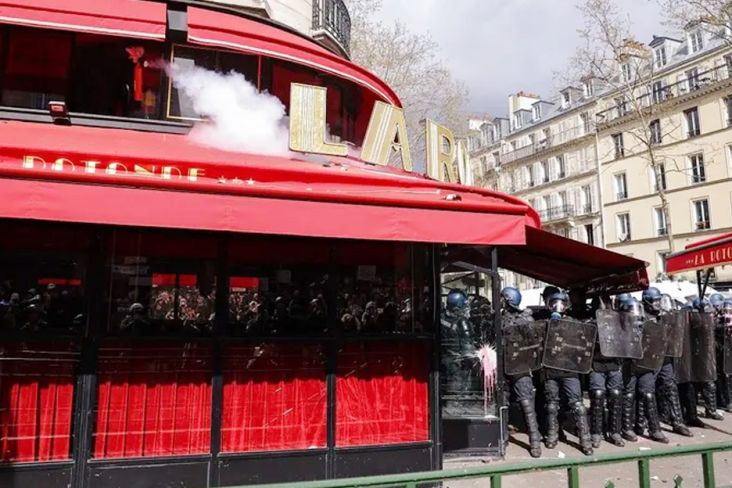 Pengunjuk Rasa Coba Bakar Restoran Favorit Macron di Paris
