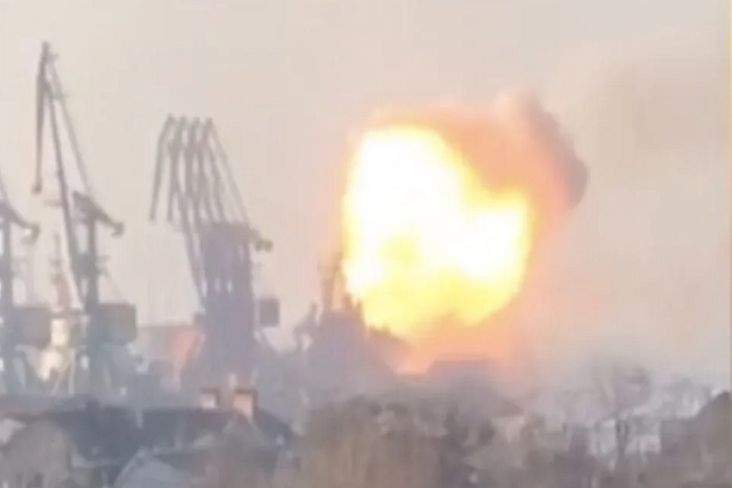 ukraina-klaim-hancurkan-kapal-perang-besar-rusia-di-pelabuhan-berdiansk