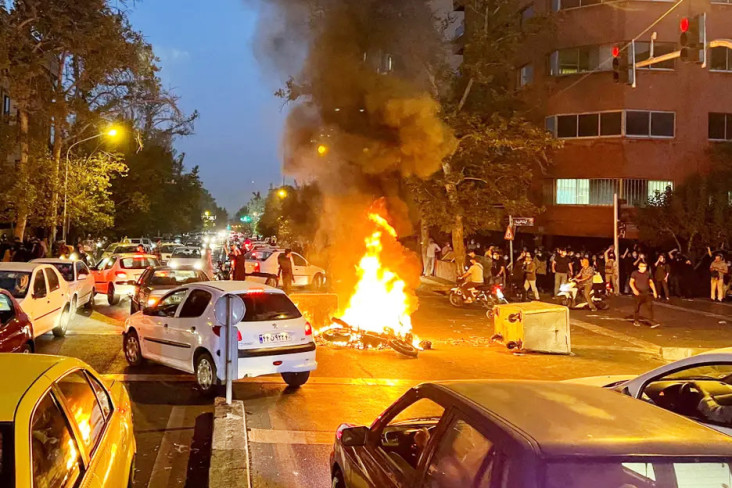 protes-kematian-mahasiswa-demonstran-ditembaki-pasukan-iran