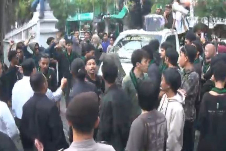 Demo Indonesia Gelap, Mahasiswa Bakar Traffic Cone di Jalan Malioboro