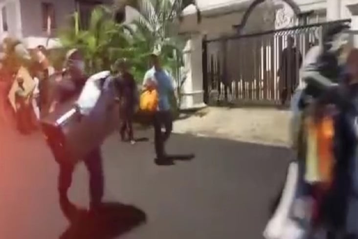 Rumah Eko Patrio di Kuningan Dijarah, Sepeda Lipat hingga TV LED Dibawa Massa