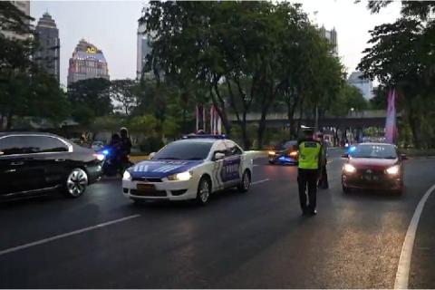 Mobil Patroli Polisi Nyaris Serempet Rombongan PM Laos di Semanggi