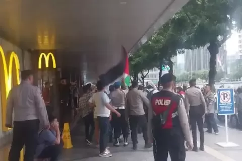 Demo Bela Palestina, Keributan Terjadi di Depan McD Seberang Sarinah 