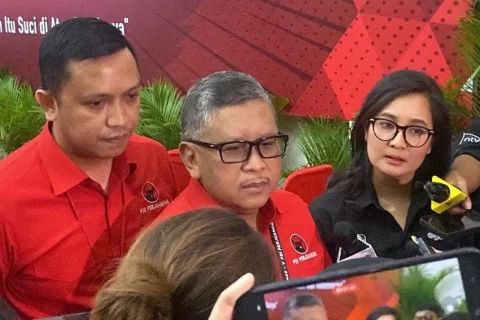 Jokowi Lihat Pohon Beringin Bawaannya Adem, Hasto Menyindir