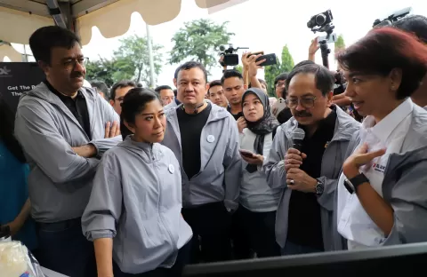 Rubah Menjaga Kandang Ayam? Wamen Komdigi Jadi Petinggi Operator Seluler, Netralitas