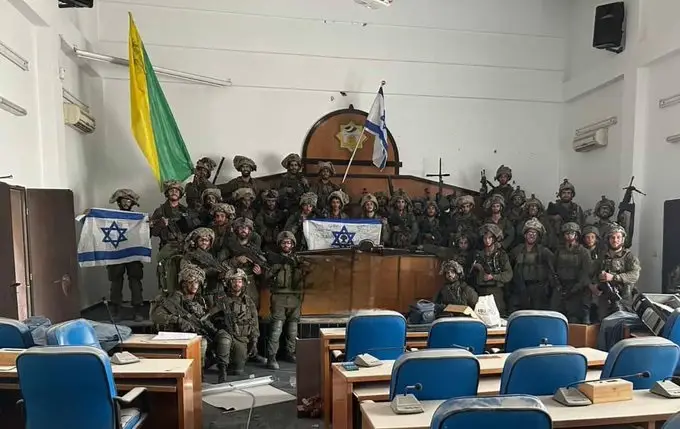 Tentara Zionis Kibarkan 3 Bendera Israel di Gedung Parlemen Gaza, Hamas Kalah? 