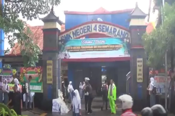 Paskibra Tewas Ditembak Oknum Polisi, Karangan Bunga Banjiri SMKN 4 Semarang