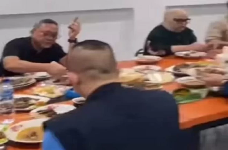 Viral! Zulkifli Hasan Makan Enak sambil Pegang Cerutu saat Tinjau Korban Banjir Aceh