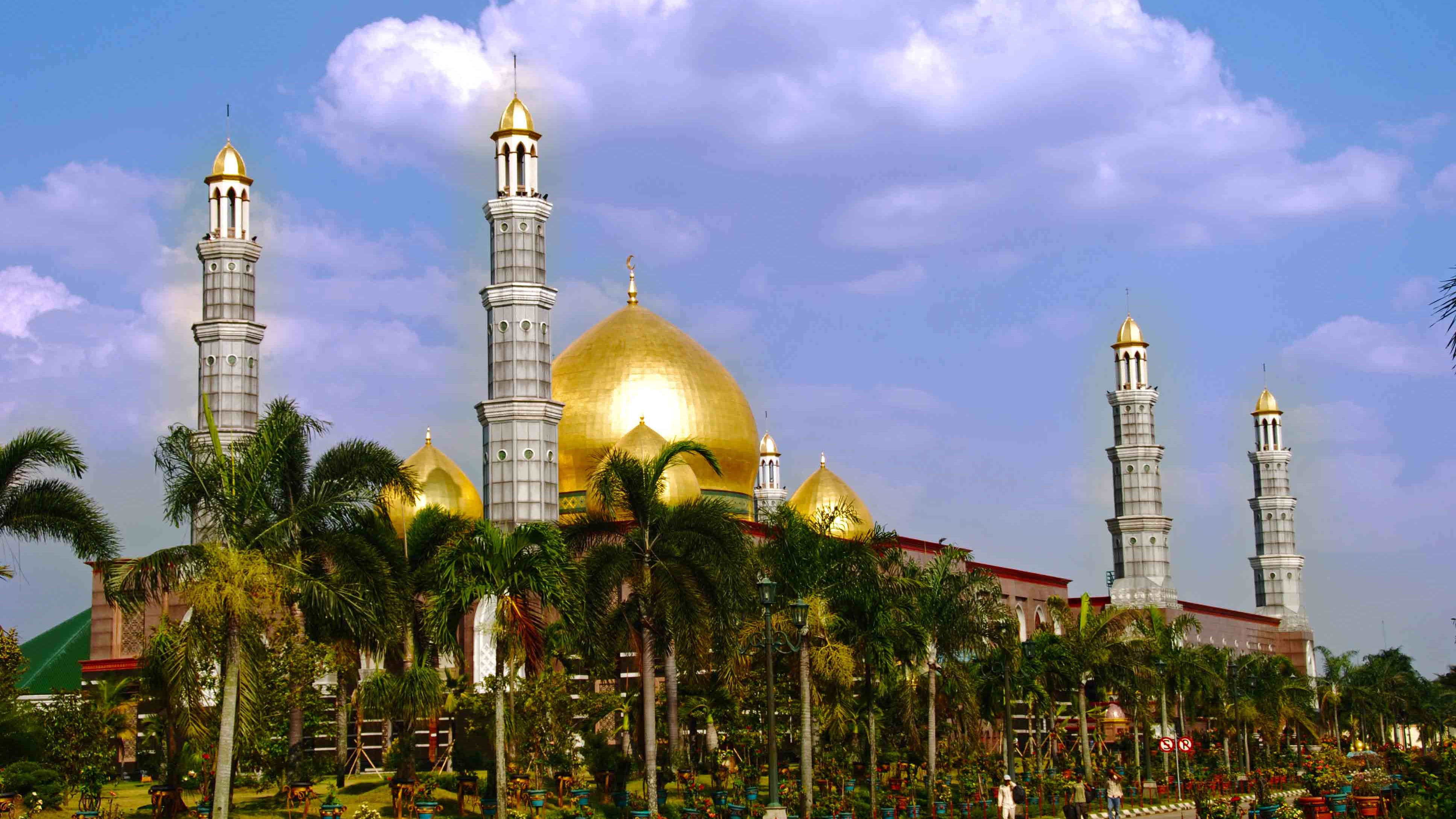 Ada Sejarah Panjang Sebelum Pendiri Masjid Kubah Emas Tutup Usia