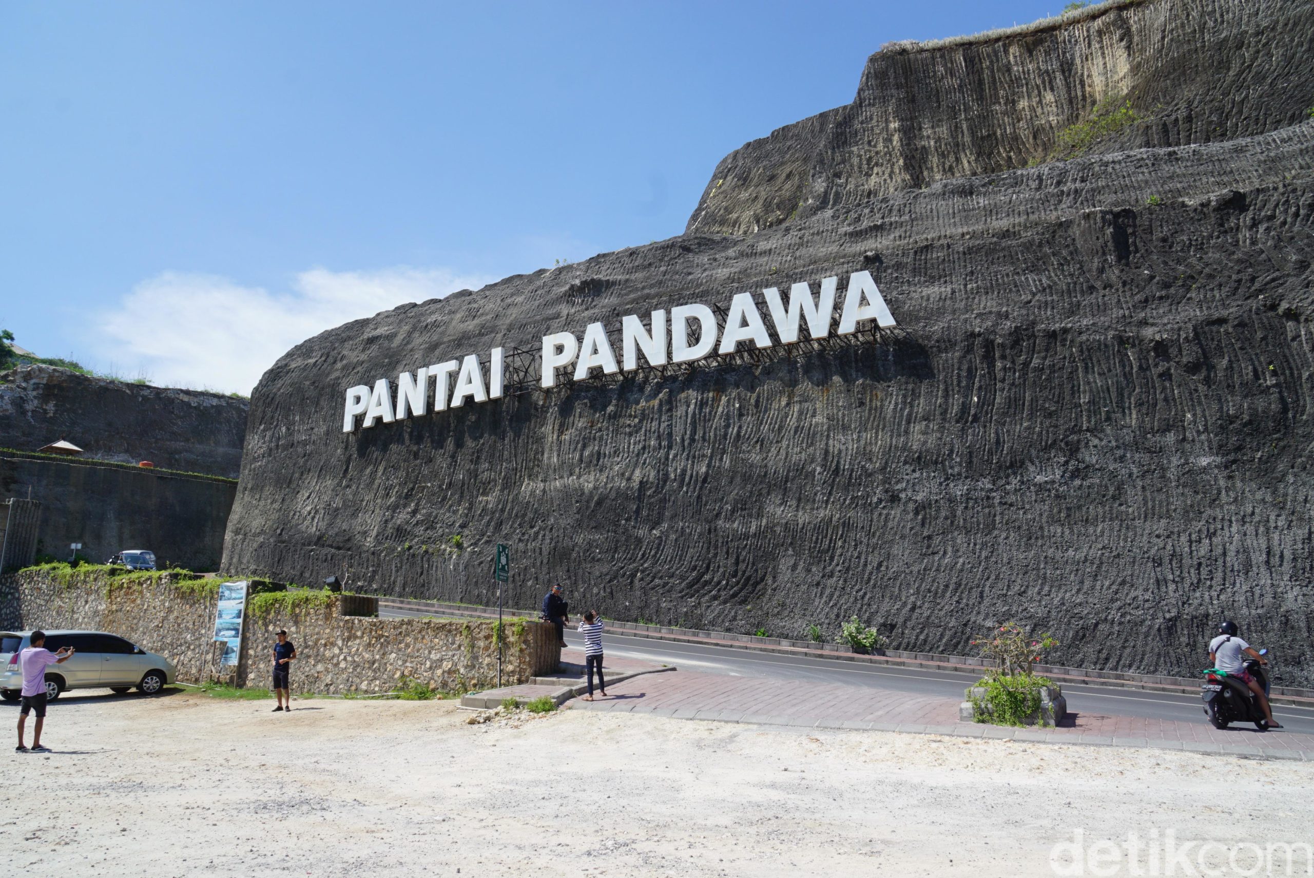 Perjalanan #BikinBanggaIndonesia Naik Motor Ke Pantai Pandawa Nusa Dua