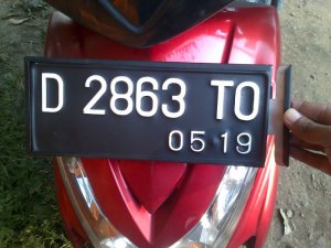 Tatakan sliding/selot plat nomor sepeda motor