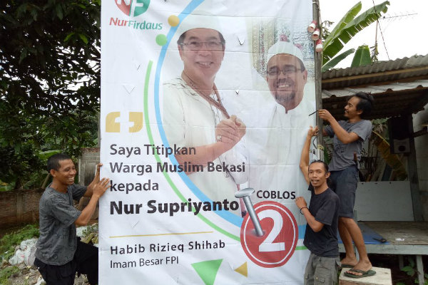 habib-terduga-ujaran-kebencian--ulama-jadi-babi--dikawal-fpi-ke-panwaslu-bekasi