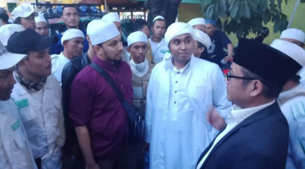 habib-terduga-ujaran-kebencian--ulama-jadi-babi--dikawal-fpi-ke-panwaslu-bekasi