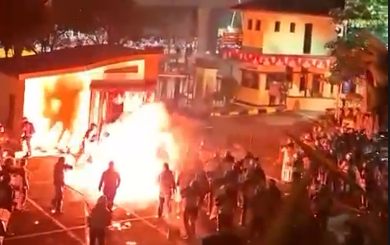 Dapat Serangan Tengah Malam, Polres Jakarta Utara Dibakar Massa
