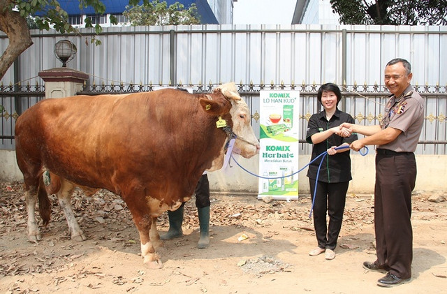 Komix Herbal Gandeng Mabes Polri Berbagi Hewan Kurban