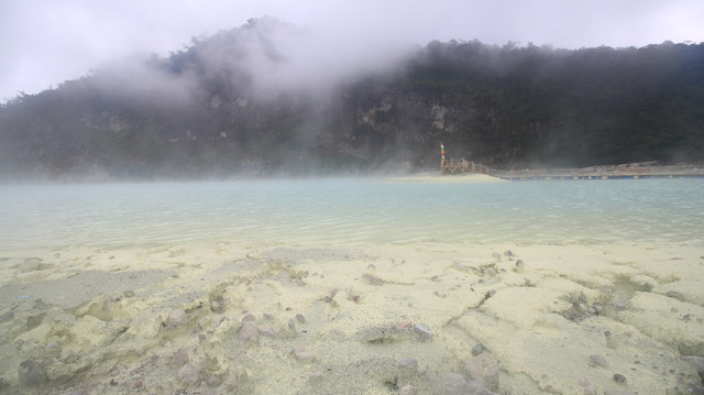 Indahnya Kawah Putih dan Pantai Rancabuaya di Selatan Jawa Barat