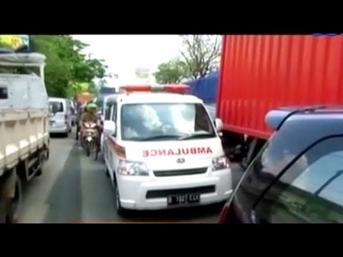 Kendaraan bergerombol ini dijalan lewat, pengguna jalan lain 