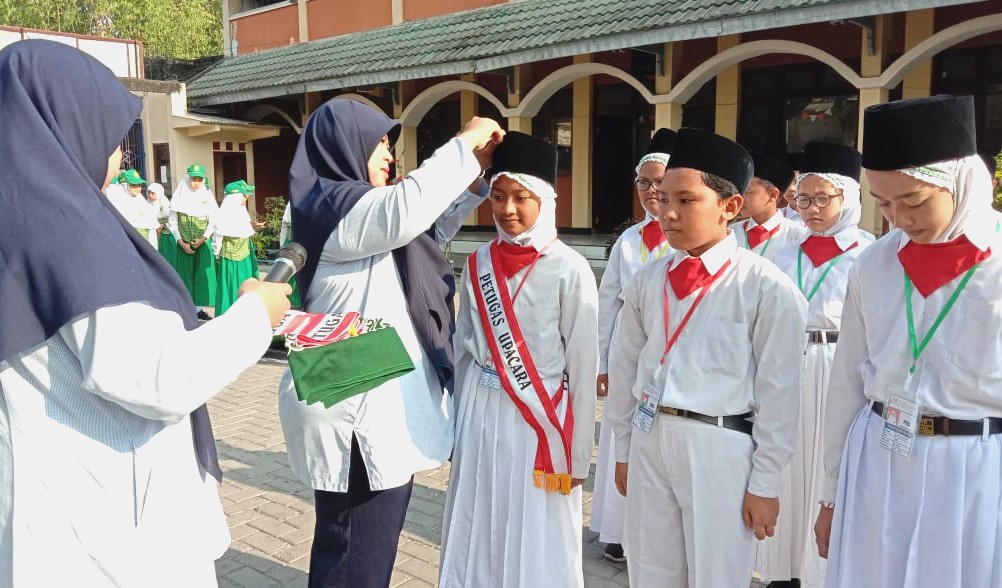 Dikira Nangis Saat Membacakan Doa Ketika Menjadi Petugas Upaca 17 Agustus Di Sekolah