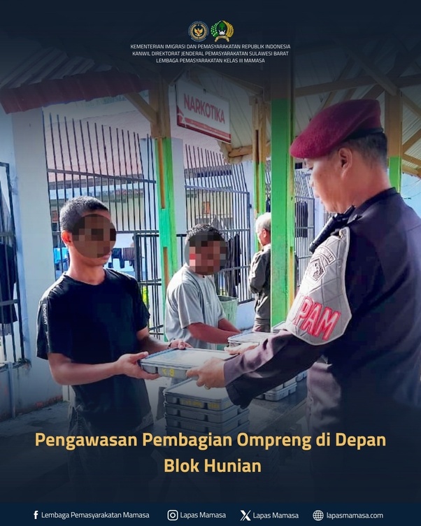 Pengawasan Pembagian Ompreng di Depan Blok Hunian