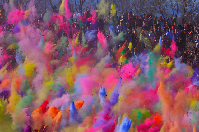 Serunya Festival Lempar Bubuk Warna di India