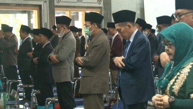 Edannn...Pimpinan Ponpes Al Zaytun Haramkan Sarung Saat Shalat, Kemeja Putih dan Jas 