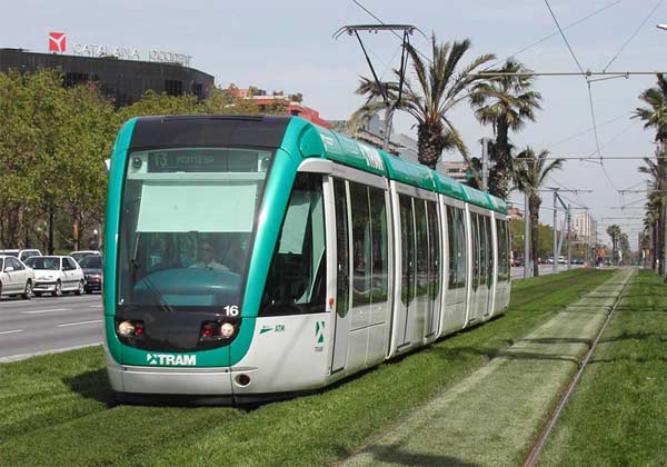 Melihat indahnya pemandangan di stasiun dan jalur kereta hijau