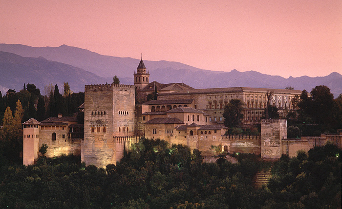 Alhambra sebuah benteng peninggalan Islam di Andalusia (Spanyol)