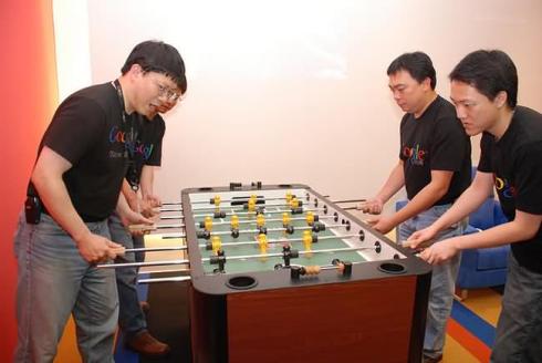 Melihat Perbandingan Isi Kantor Google VS Yahoo