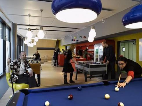 Melihat Perbandingan Isi Kantor Google VS Yahoo