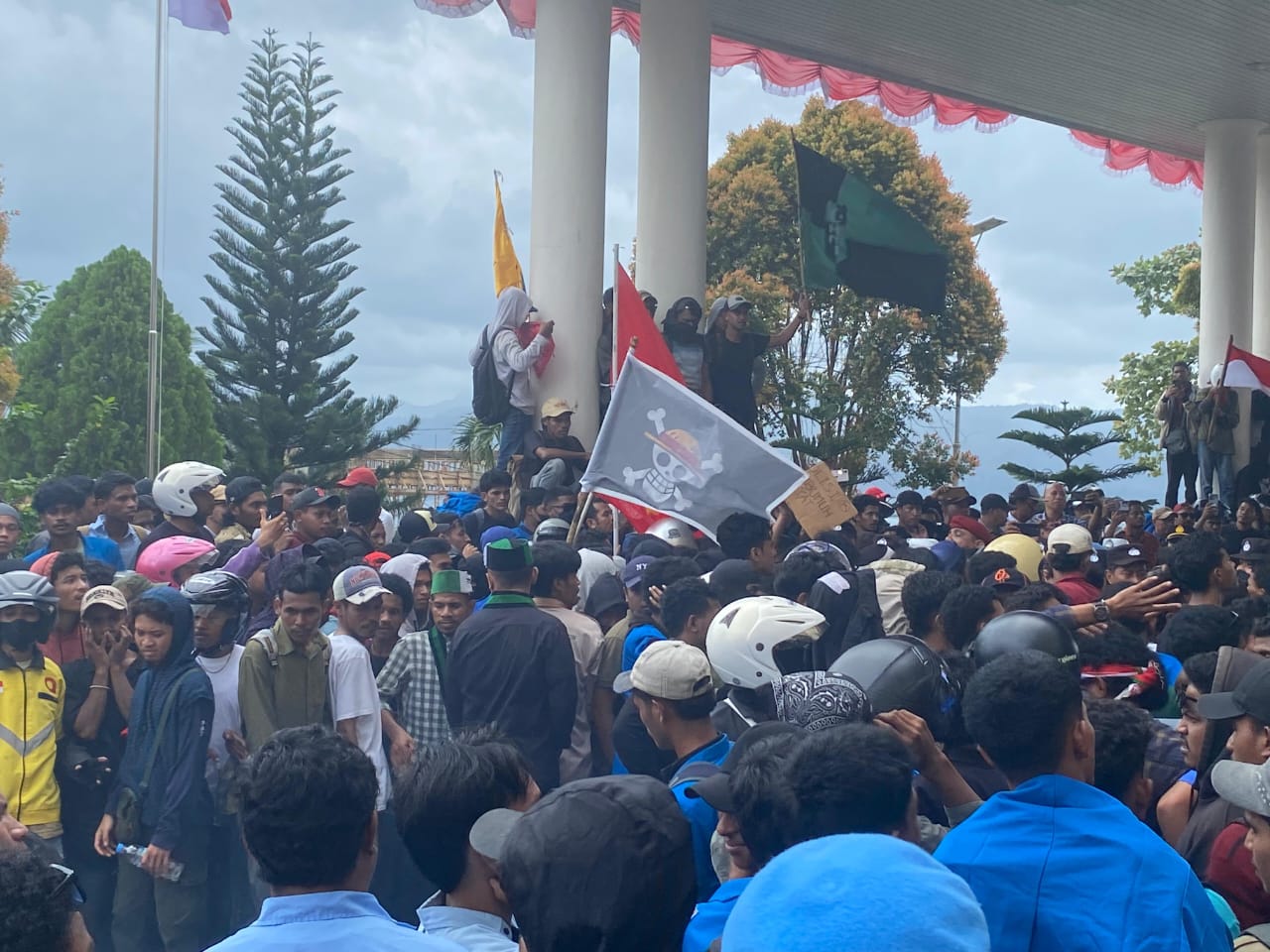 Massa Aksi Kibarkan Bendera “One Piece” di DPRD Maluku
