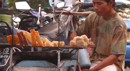 Tukang Jualan Yang Diserbu Saat Musim Hujan