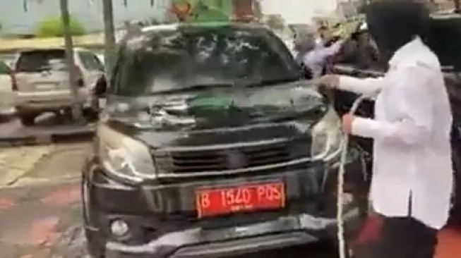 Mensos Risma Pamer Cuci Mobil Dinas, Ternyata Mobilnya Nunggak Pajak!